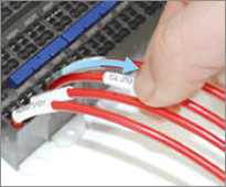 指で簡単に移動可能。カシメないので、必要に応じて簡単に移動可能。