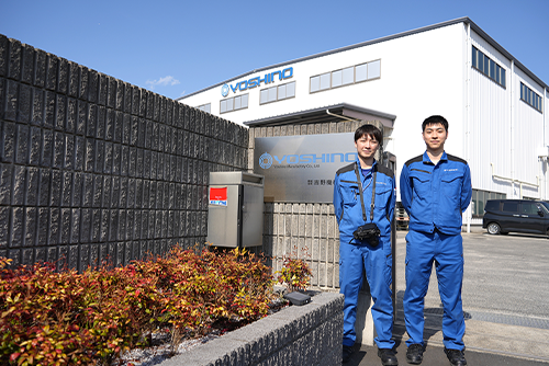 左から総務課 係長　上田さま、機械設計課　森永さま