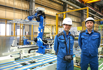 現場にて 後ろに見えるのはノッチングマシン