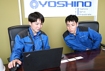 inCAD Libraryの機構を見ながらミスミへの期待を語る上田さまと森永さま