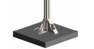 (3)斜面部の穴を利用しレンチを入れ、アルミフレームと固定する。