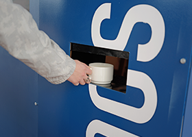 自動販売機をイメージした作品で200円とアンケート用紙を投入すると、アンケートに基づいた「思い出の味のスープ」が提供される