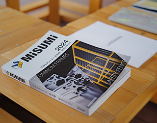 作品の近くには「アルミフレーム・安全柵 総合カタログ」を並べていたただいた